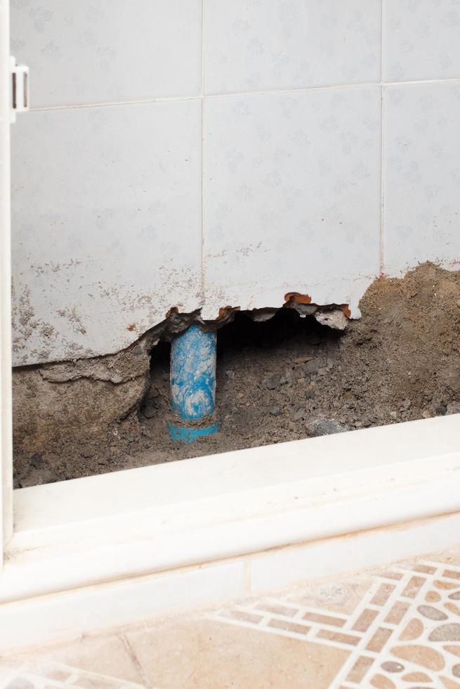 muros de hormigón a la sombra que han sido derribados o destruidos para encontrar agujeros para filtraciones de agua. concepto de reparación del hogar. foto