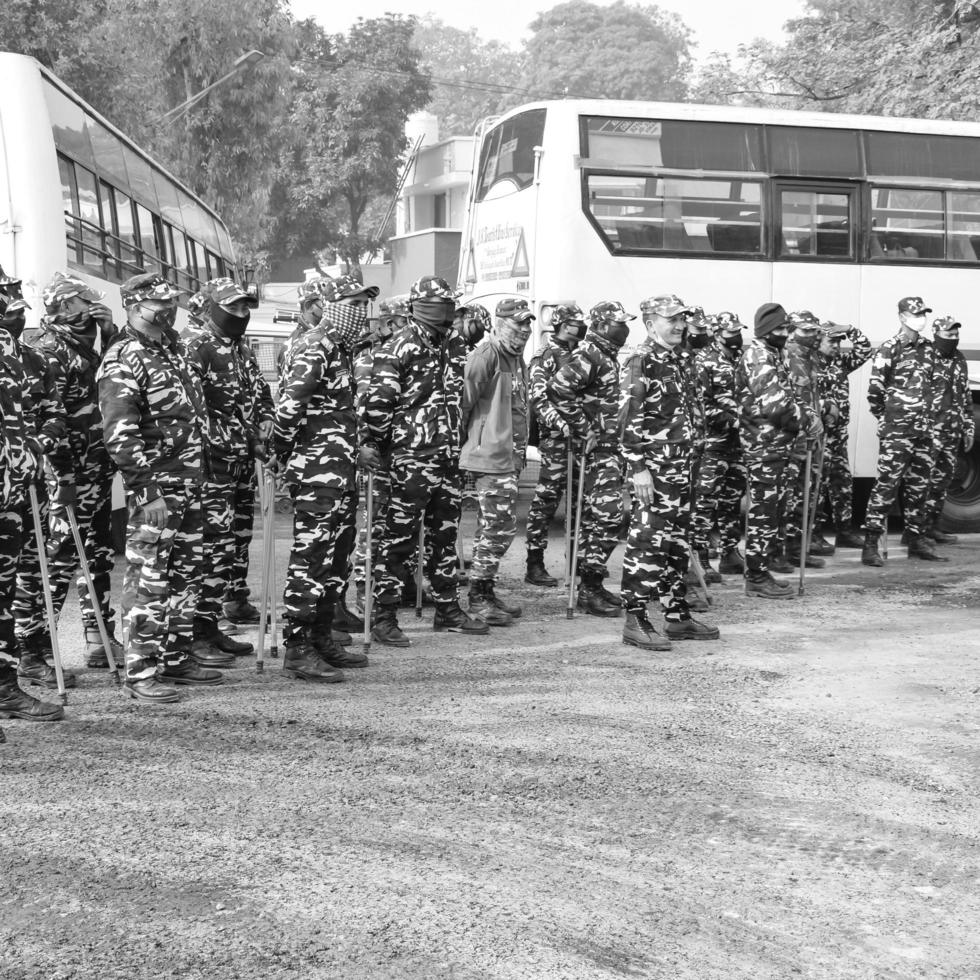 delhi, india 25 de diciembre de 2021 - profesores invitados contractuales de delhi con carteles, banderas y graffitis protestando contra el gobierno de aap de delhi por hacer políticas, profesor de delhi protestando en blanco y negro foto