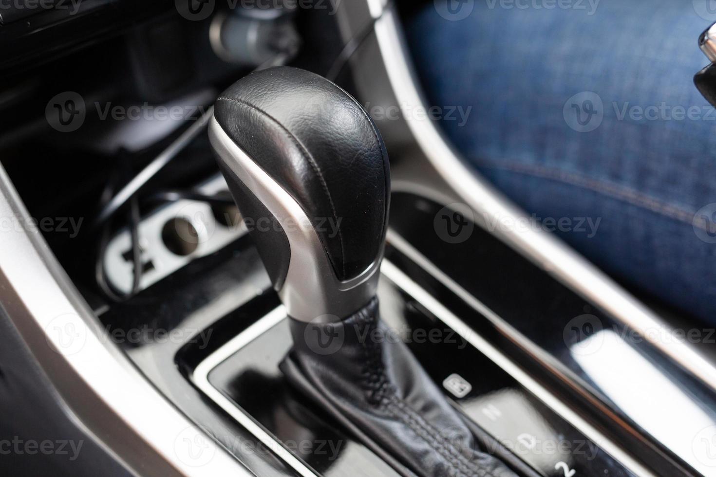 The driver changes gears with the automatic gear lever. photo