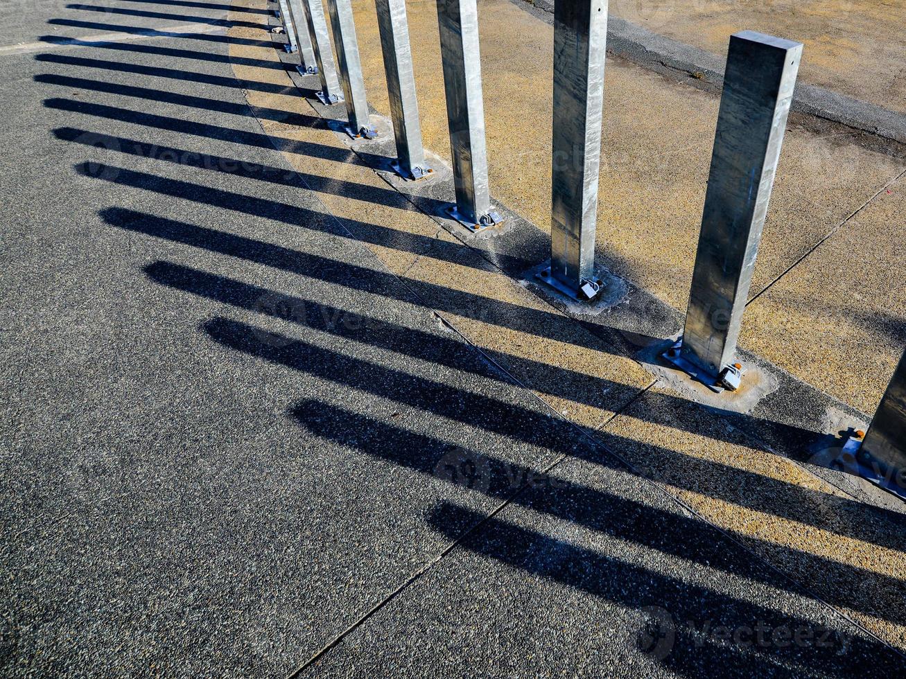 vista de ángulo alto de la barrera de acero galvanizada en el parque de la ciudad de kuala lumpir foto