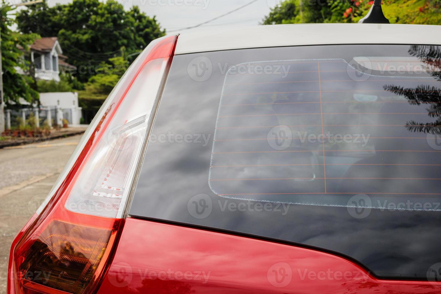 vista trasera de la ventana del coche rojo para la maqueta de la pegatina foto