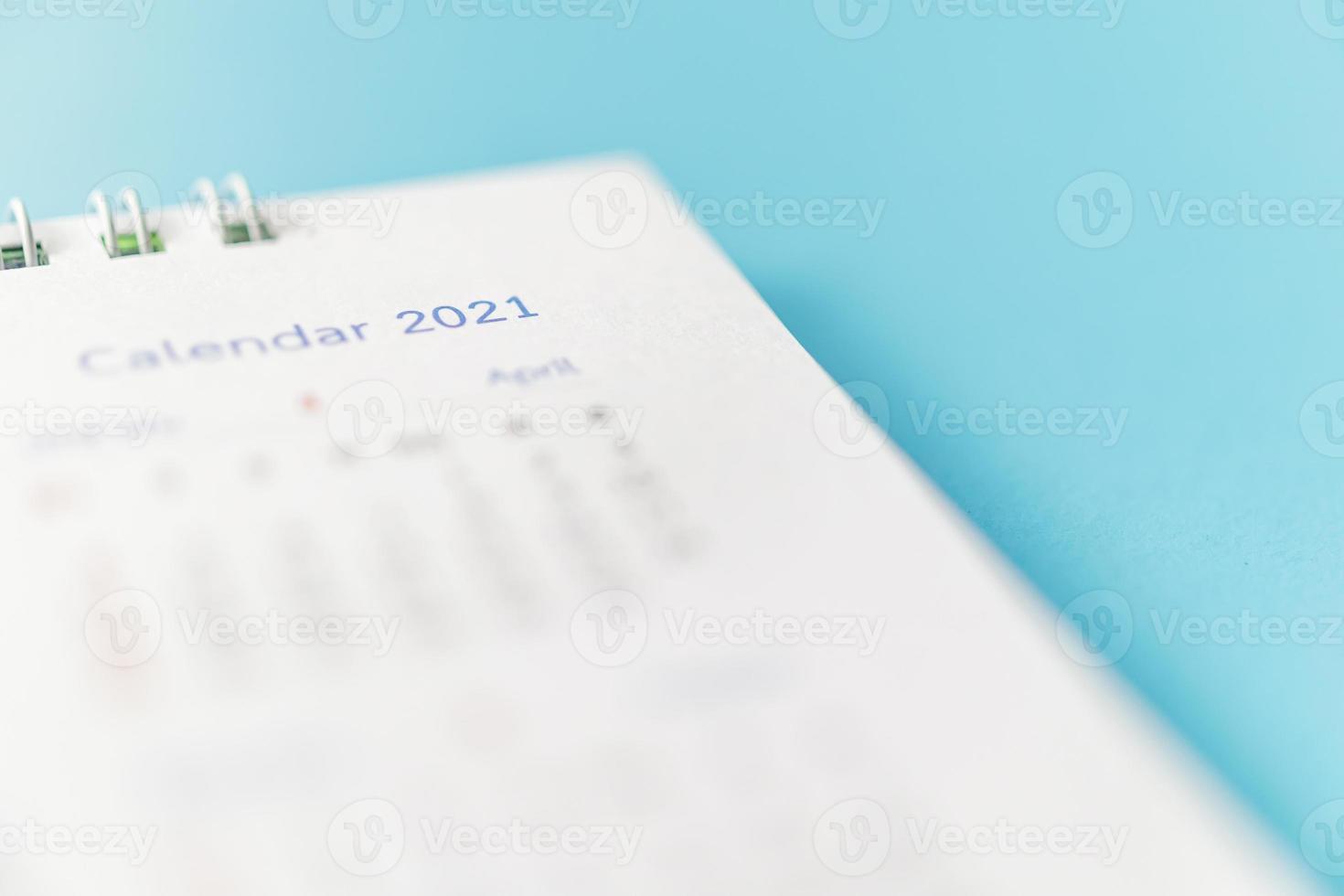 página de calendario 2021 sobre fondo azul concepto de reunión de cita de planificación empresarial foto