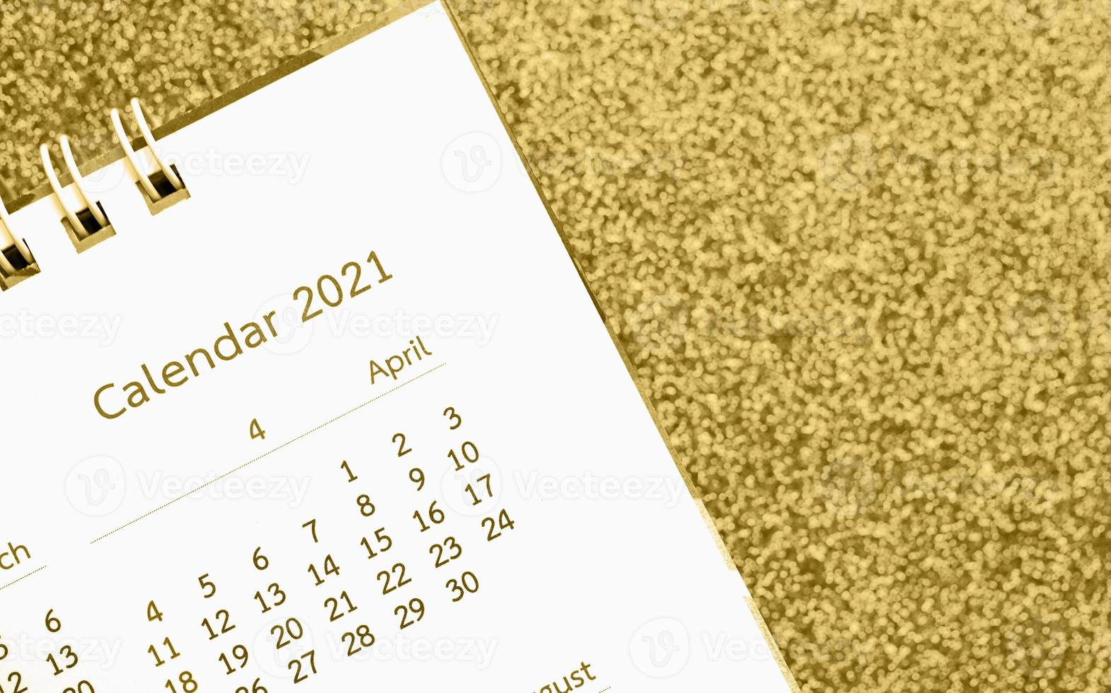 feliz año nuevo 2021 página del calendario de cerca sobre fondo dorado brillante foto