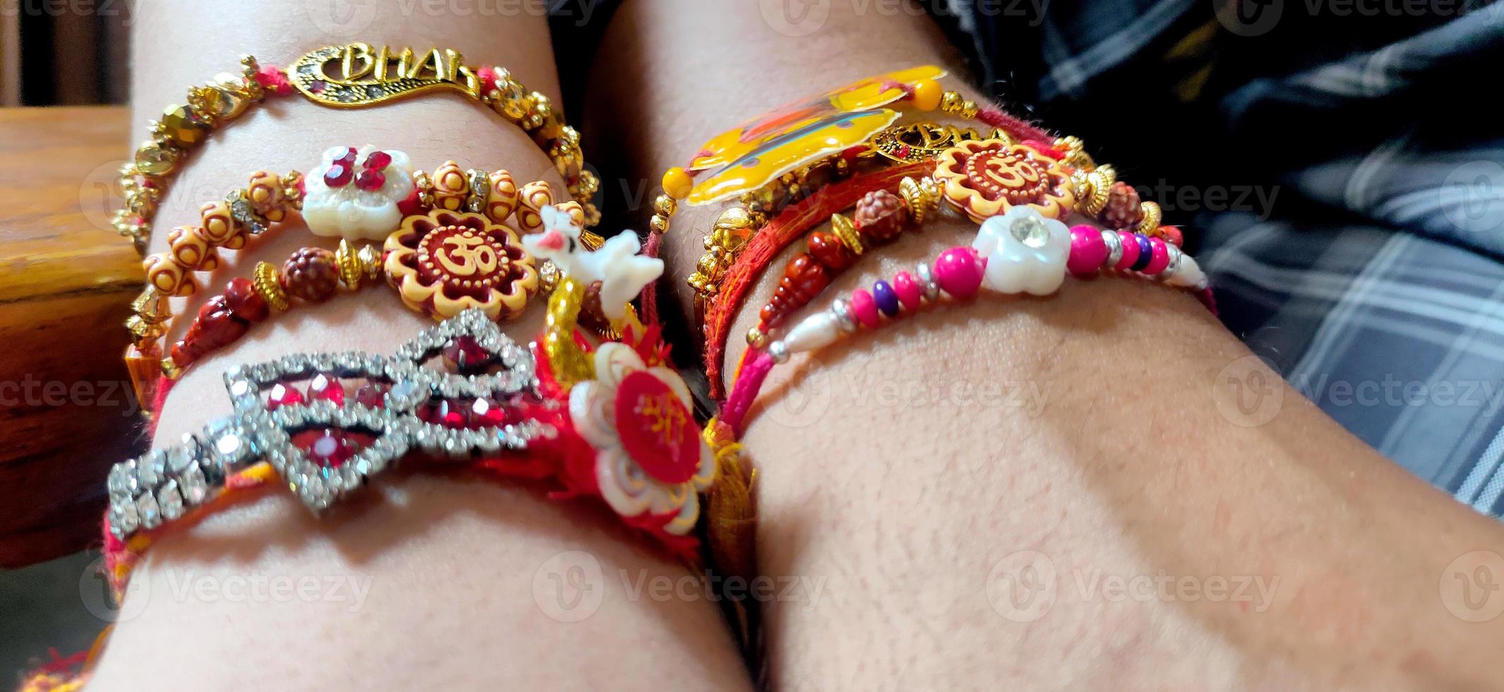 mano de un chico con rakhi atado en la muñeca con motivo de rakshabandhan foto