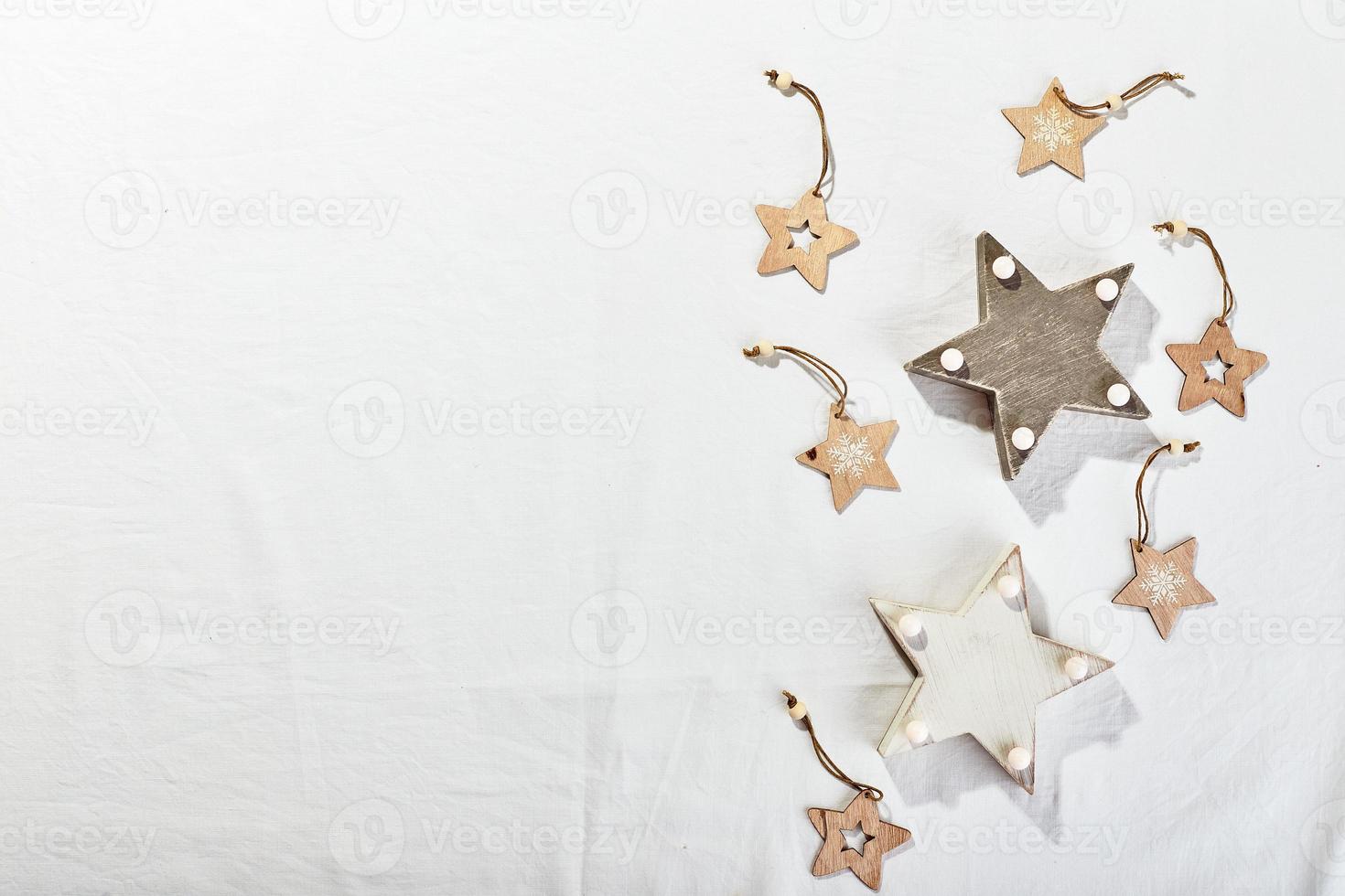 fondo de decoración navideña flatlay sobre fondo textil blanco foto