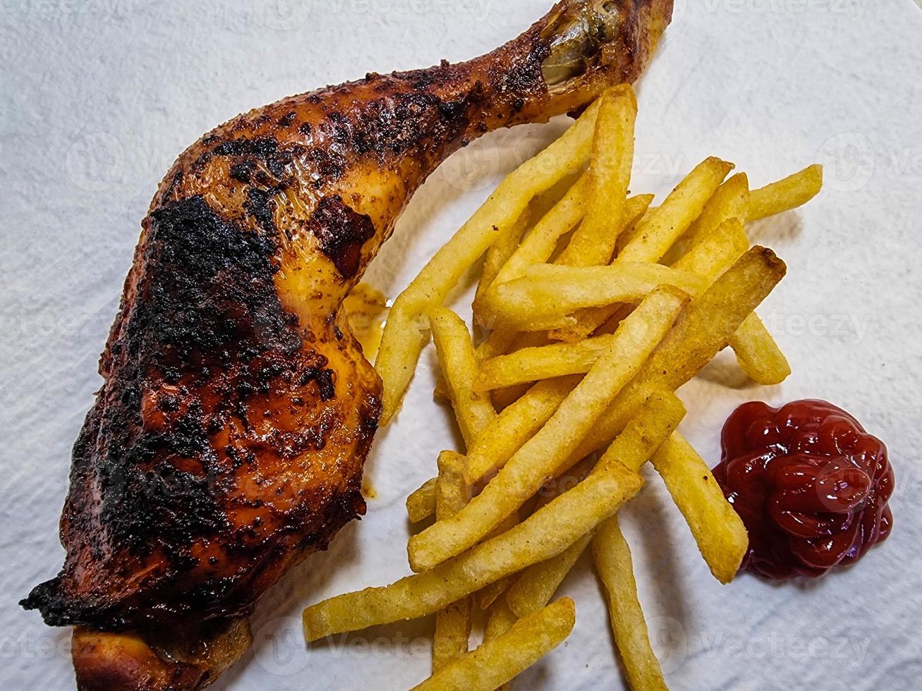 muslos de pollo picantes con pommes frites foto