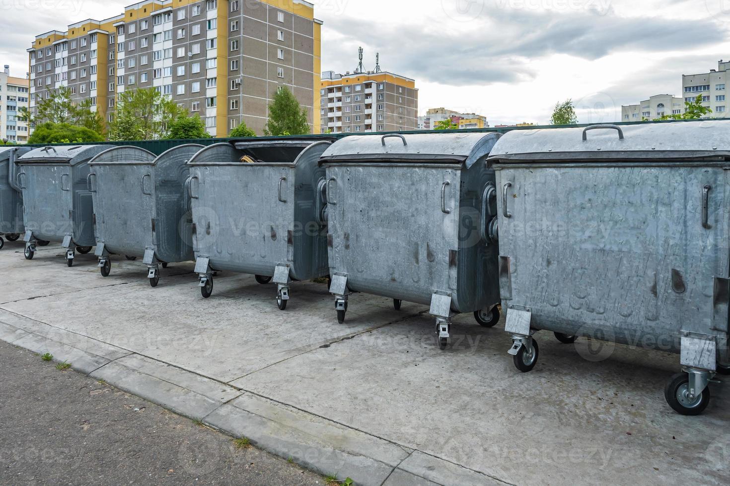 botes de basura de metal para la recogida selectiva de residuos en una zona densamente poblada de la ciudad foto