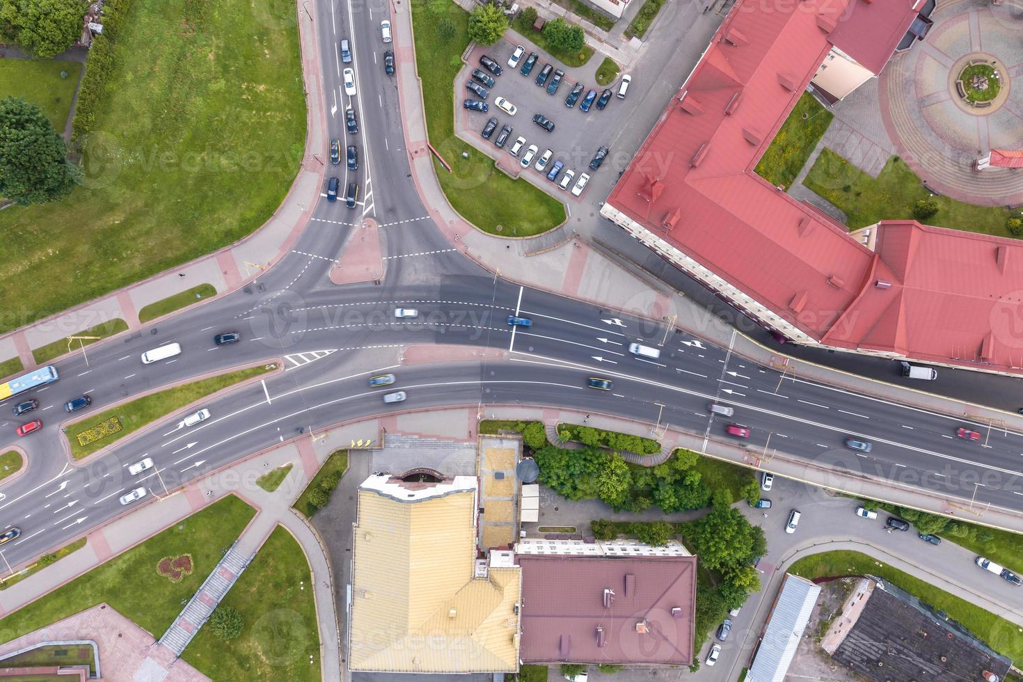 vista aérea del enorme cruce de carreteras de la autopista con mucho tráfico en la ciudad foto