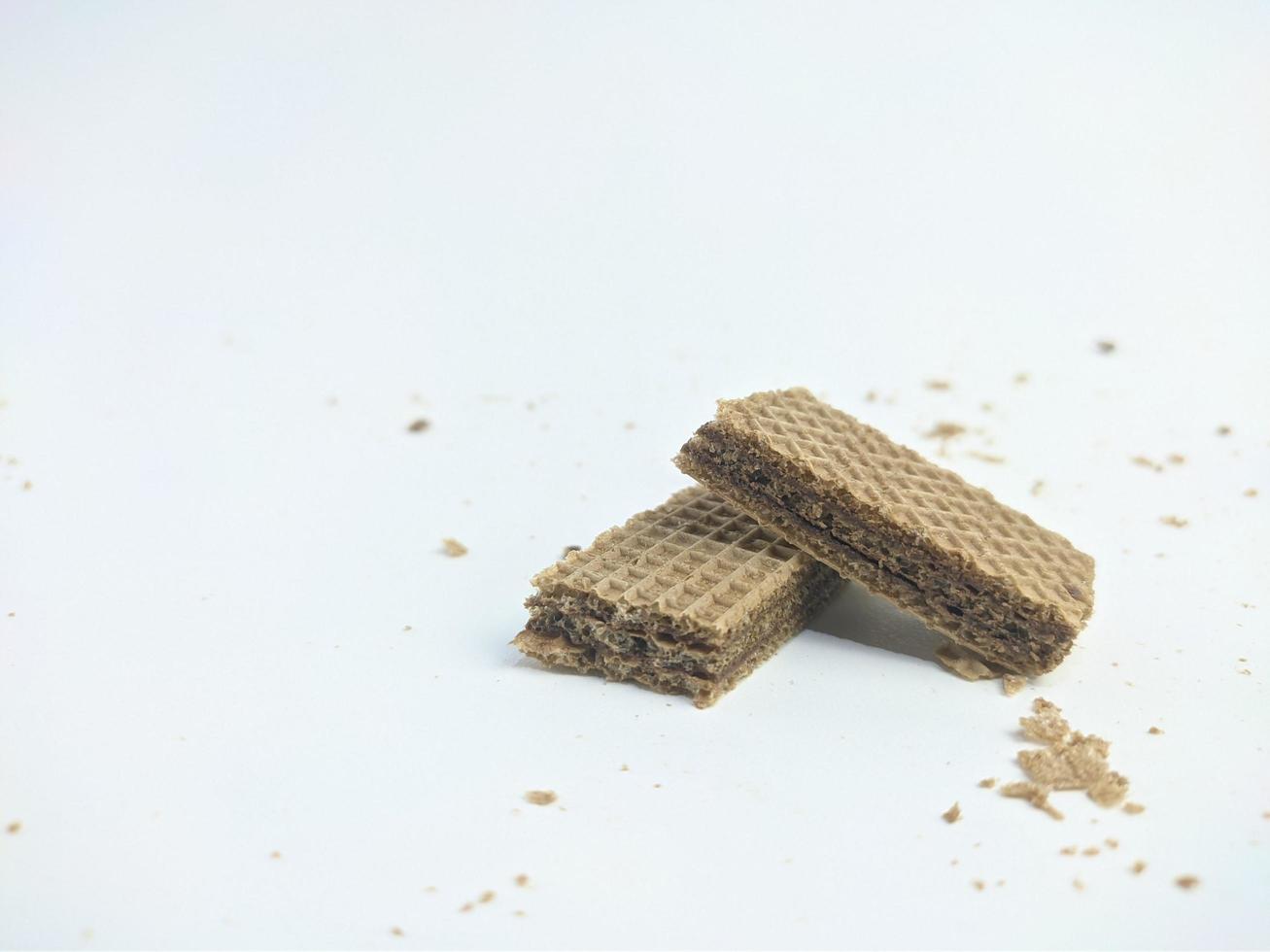 galletas de sándwich, rellenas de chocolate, aisladas de fondo blanco foto