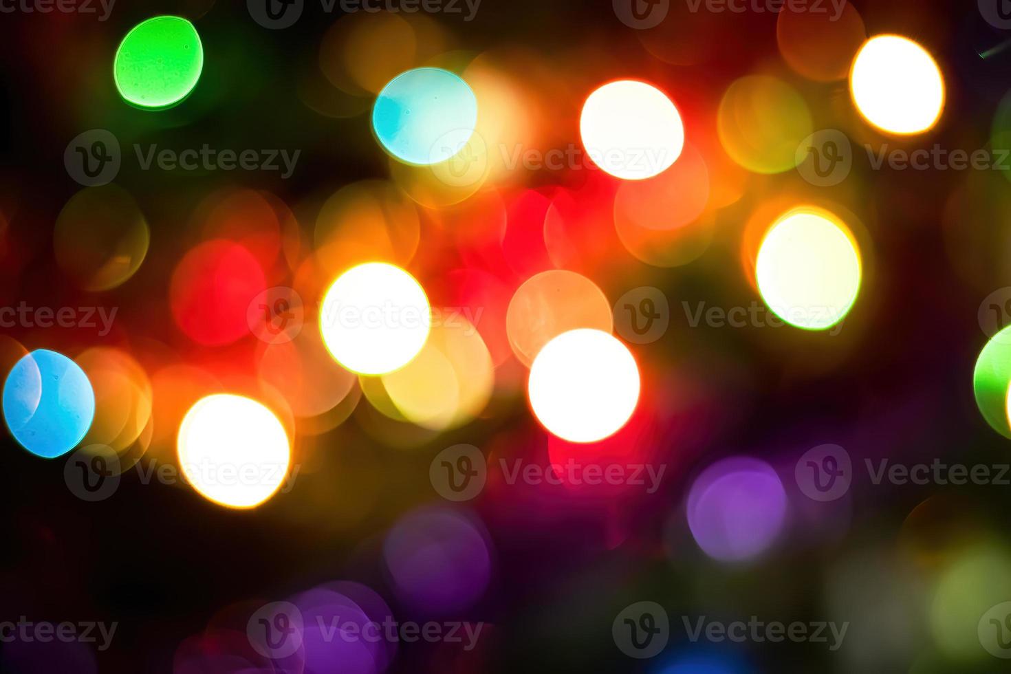 luces de desenfoque de colores brillantes. fondo navideño festivo. foto