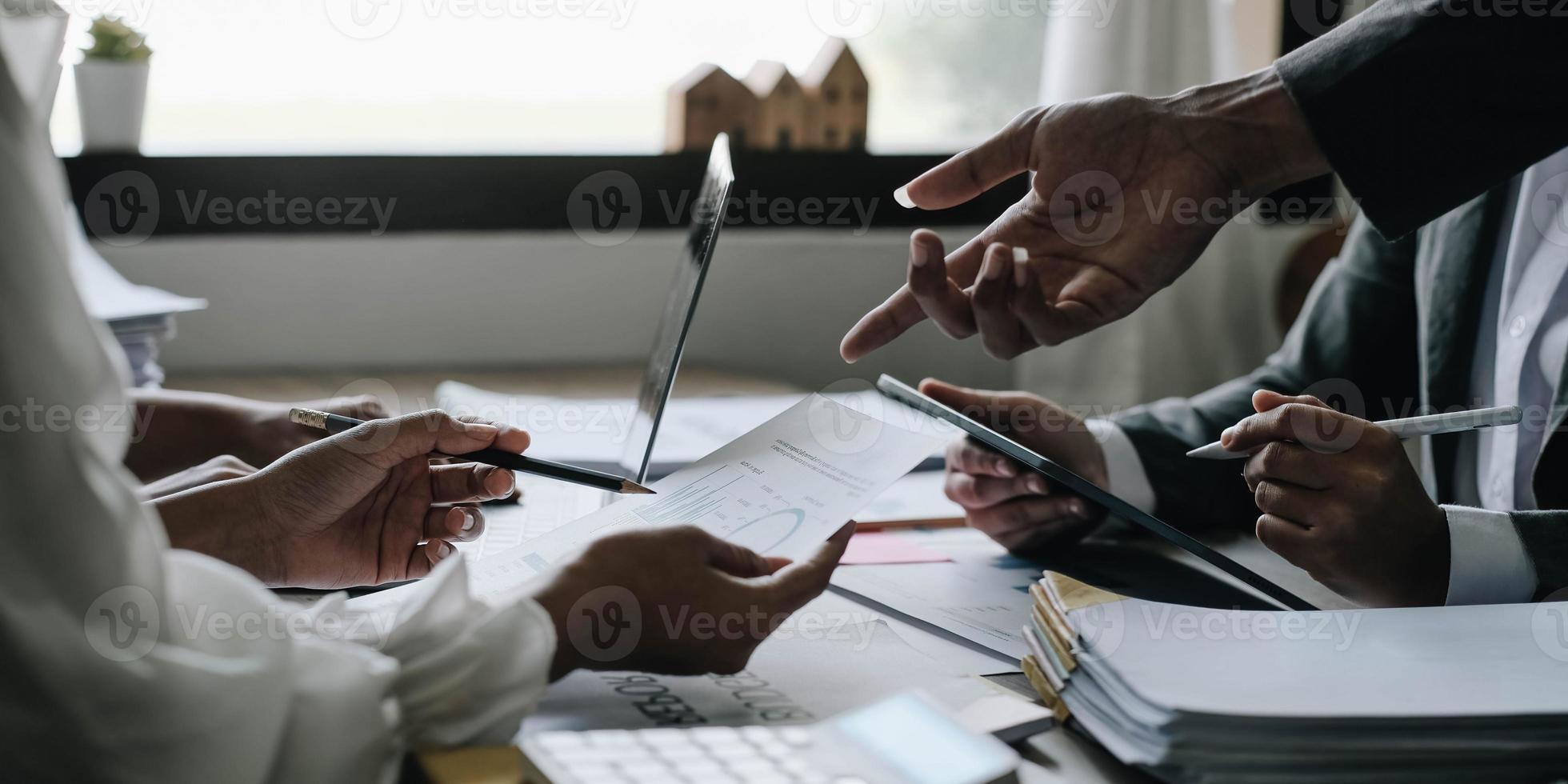 colaboración del equipo de negocios discutiendo el análisis de trabajo con datos financieros y gráficos de informes de crecimiento de marketing en equipo, presentación y lluvia de ideas para la planificación estratégica obteniendo ganancias de la empresa. foto