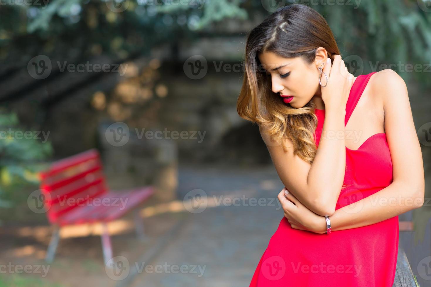 mujer sensual con vestido rojo en el parque foto