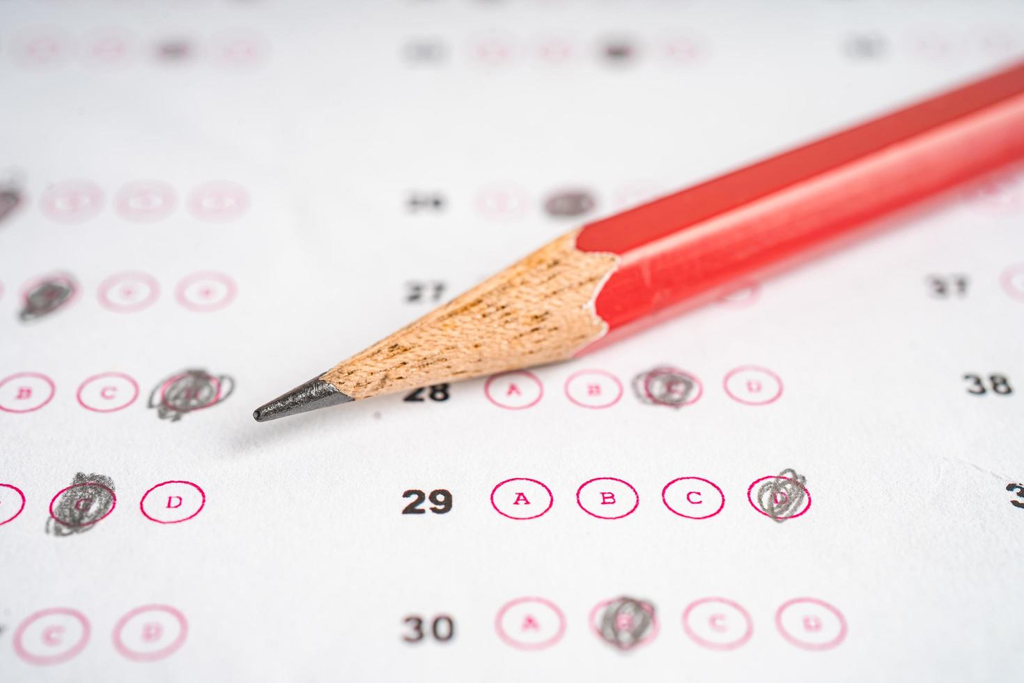 hojas de respuesta con relleno de dibujo a lápiz para seleccionar la opción, concepto de educación. foto