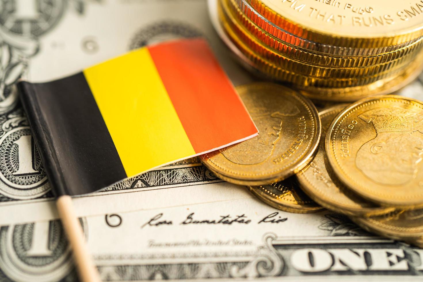 pila de monedas dinero con bandera de alemania, concepto de banca financiera. foto