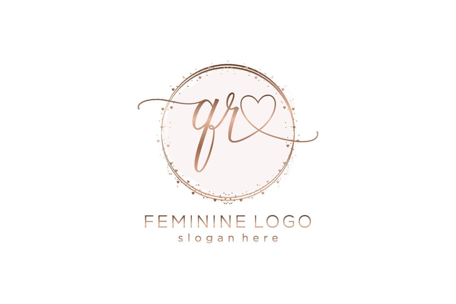 logotipo inicial de escritura a mano qr con plantilla de círculo logotipo vectorial de boda inicial, moda, floral y botánica con plantilla creativa. vector