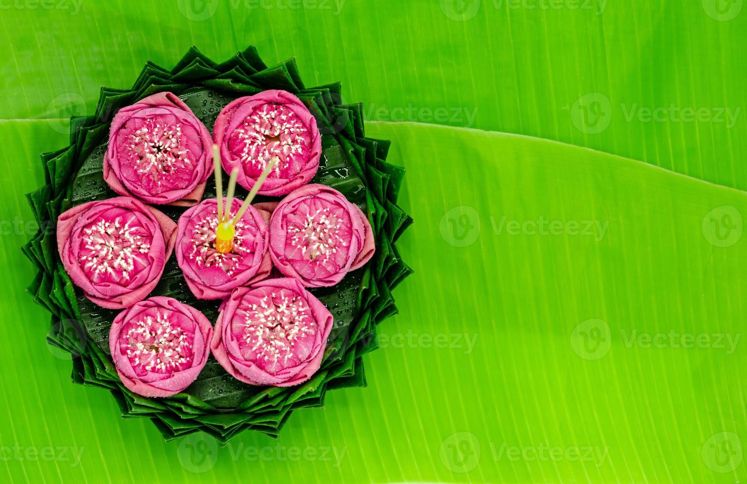 krathong de hoja de plátano con 3 varitas de incienso y velas decoradas con flor de loto rosa para la luna llena de tailandia o el festival loy krathong. foto