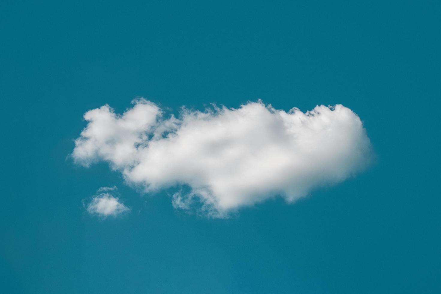 una sola nube en el cielo azul profundo parece una ballena en el océano, un sueño como un paisaje nublado, un concepto de ensueño foto