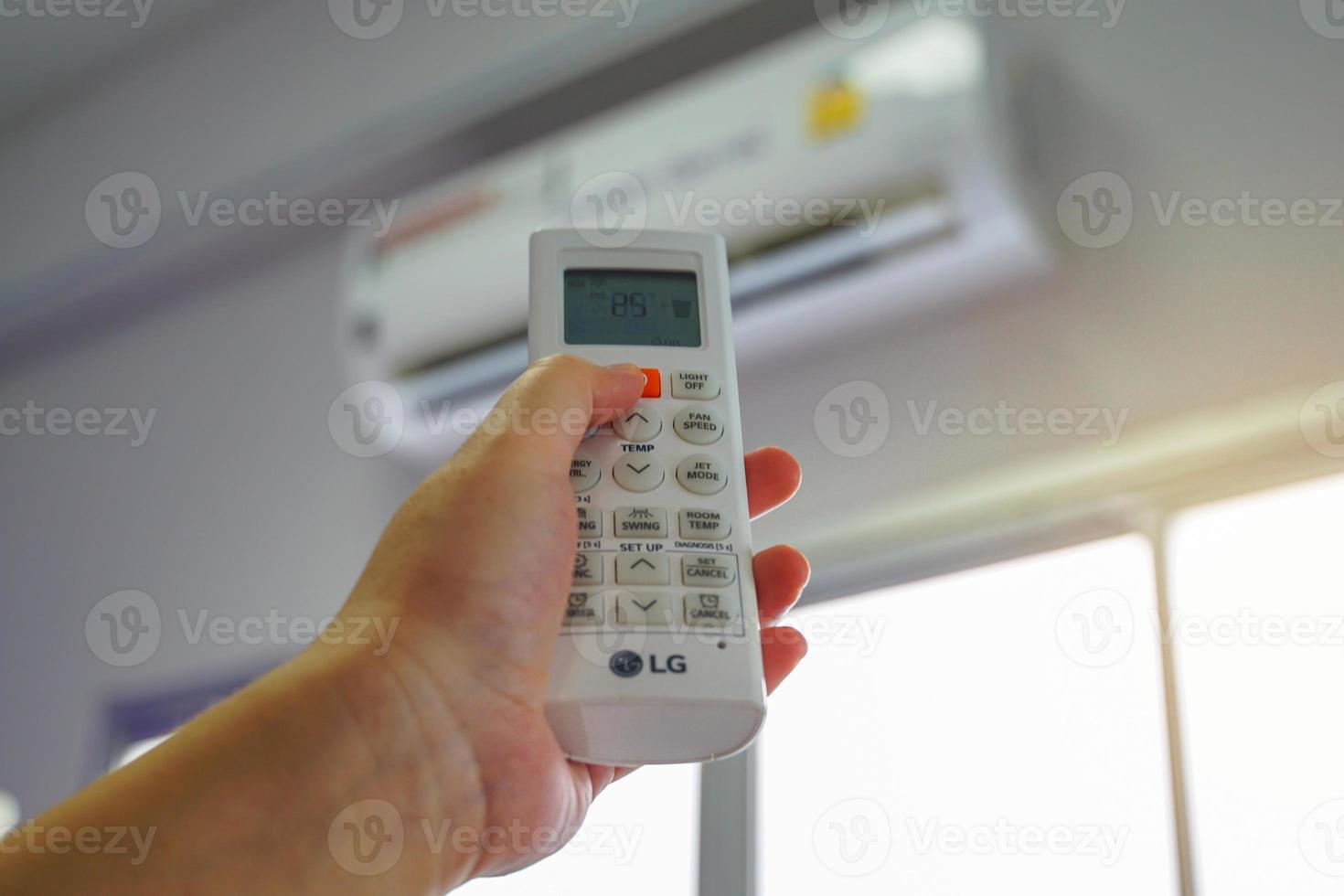 Turn off the air conditioner before leaving the office. Concept to