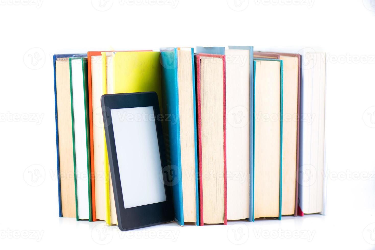 ebook entre libros de papel. nuevo concepto de tecnología foto