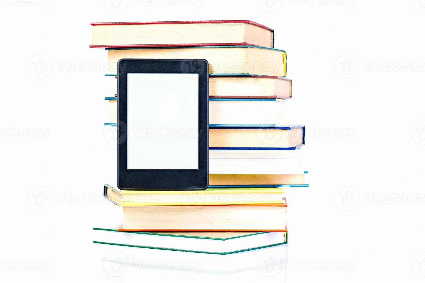 libros de papel apoyados en libros electrónicos. nuevo concepto de tecnología foto