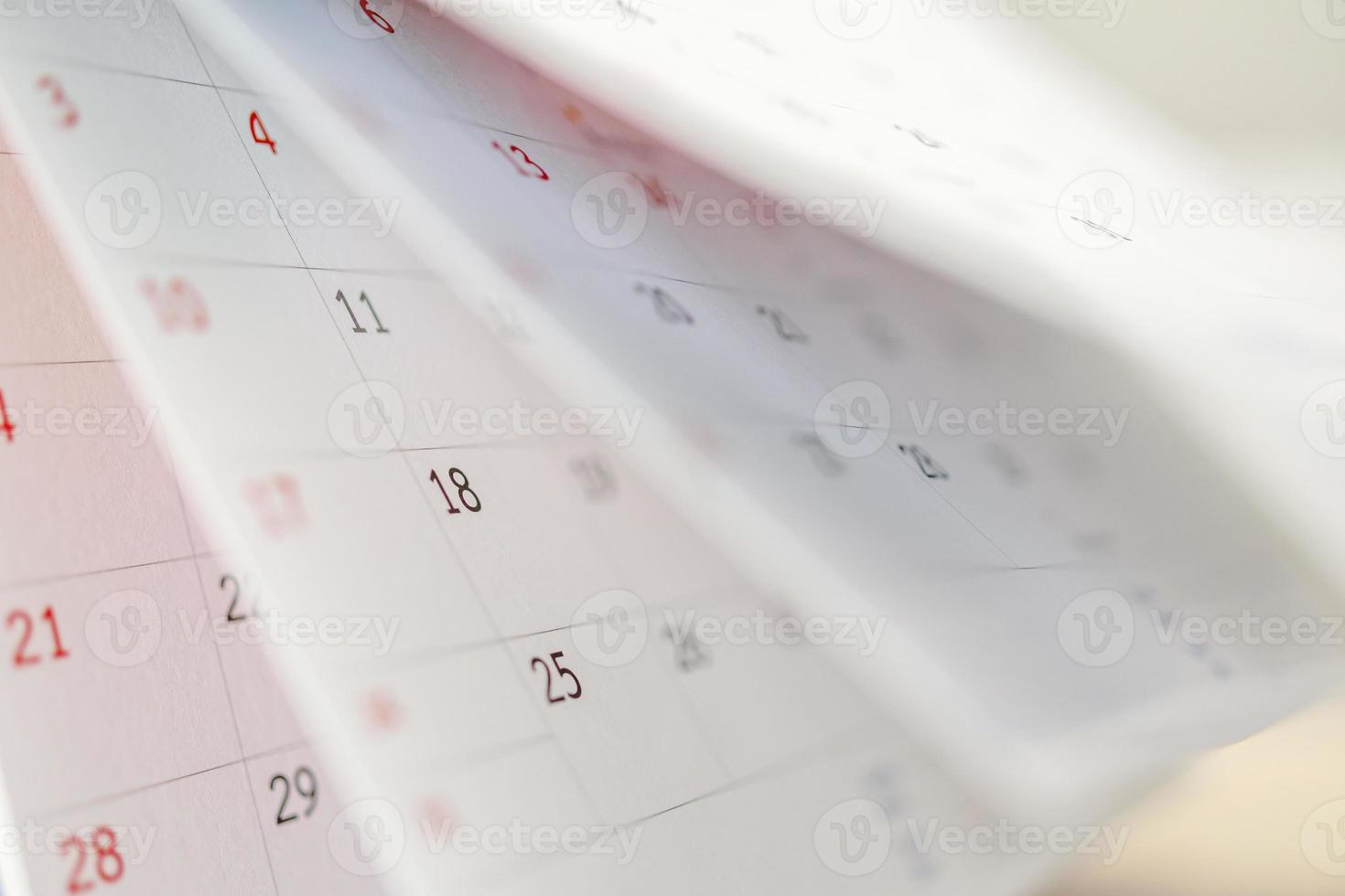 hoja de cambio de página de calendario de cerca en el fondo de la mesa de oficina concepto de reunión de cita de planificación de programación de negocios foto