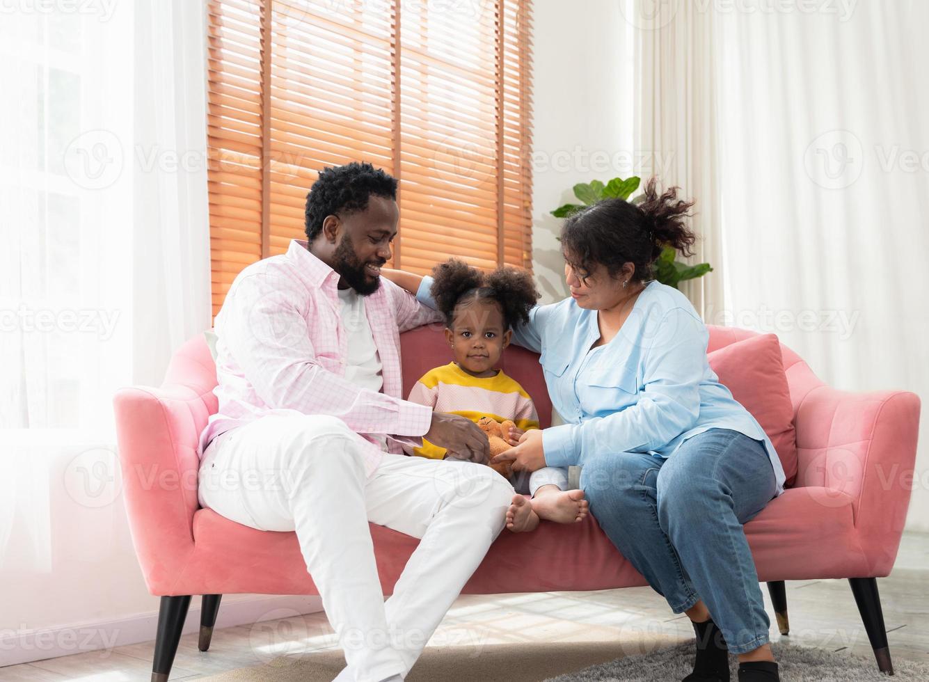 familia feliz relajándose en el sofá en la sala de estar en casa foto