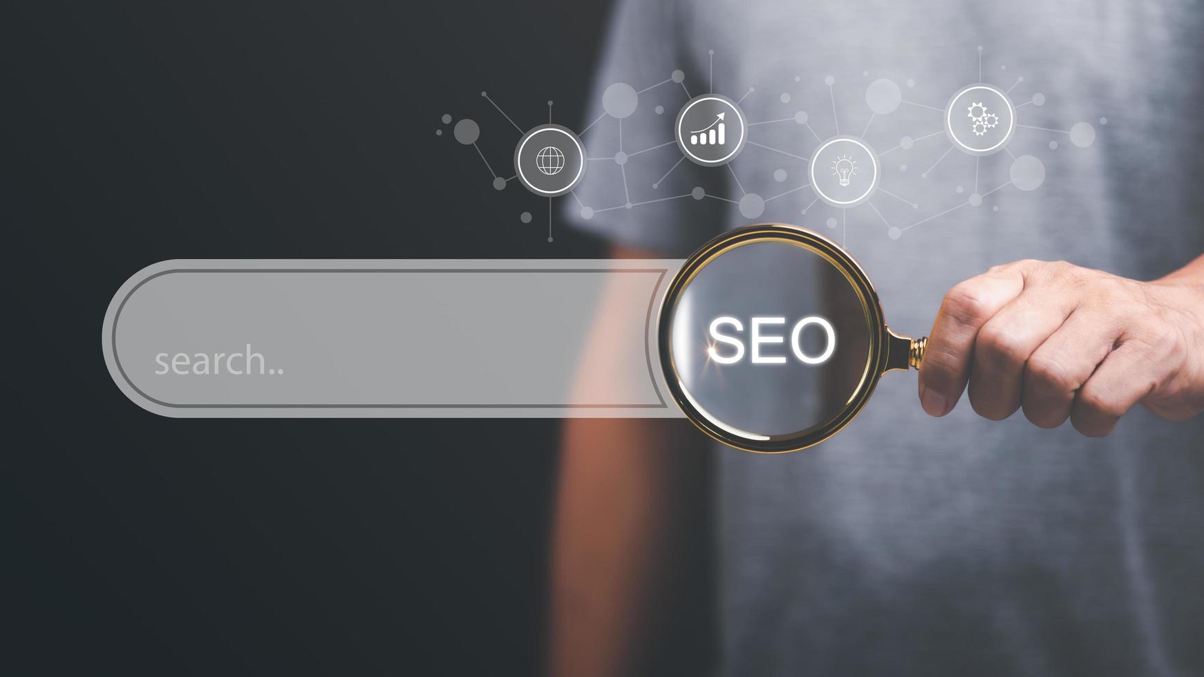 Herramienta de análisis de optimización de conceptos seo clasificaciones de motores de búsqueda sitios de medios sociales basados en datos de análisis de resultados, los clientes usan palabras clave para vincular productos, comercializador sosteniendo una lupa foto