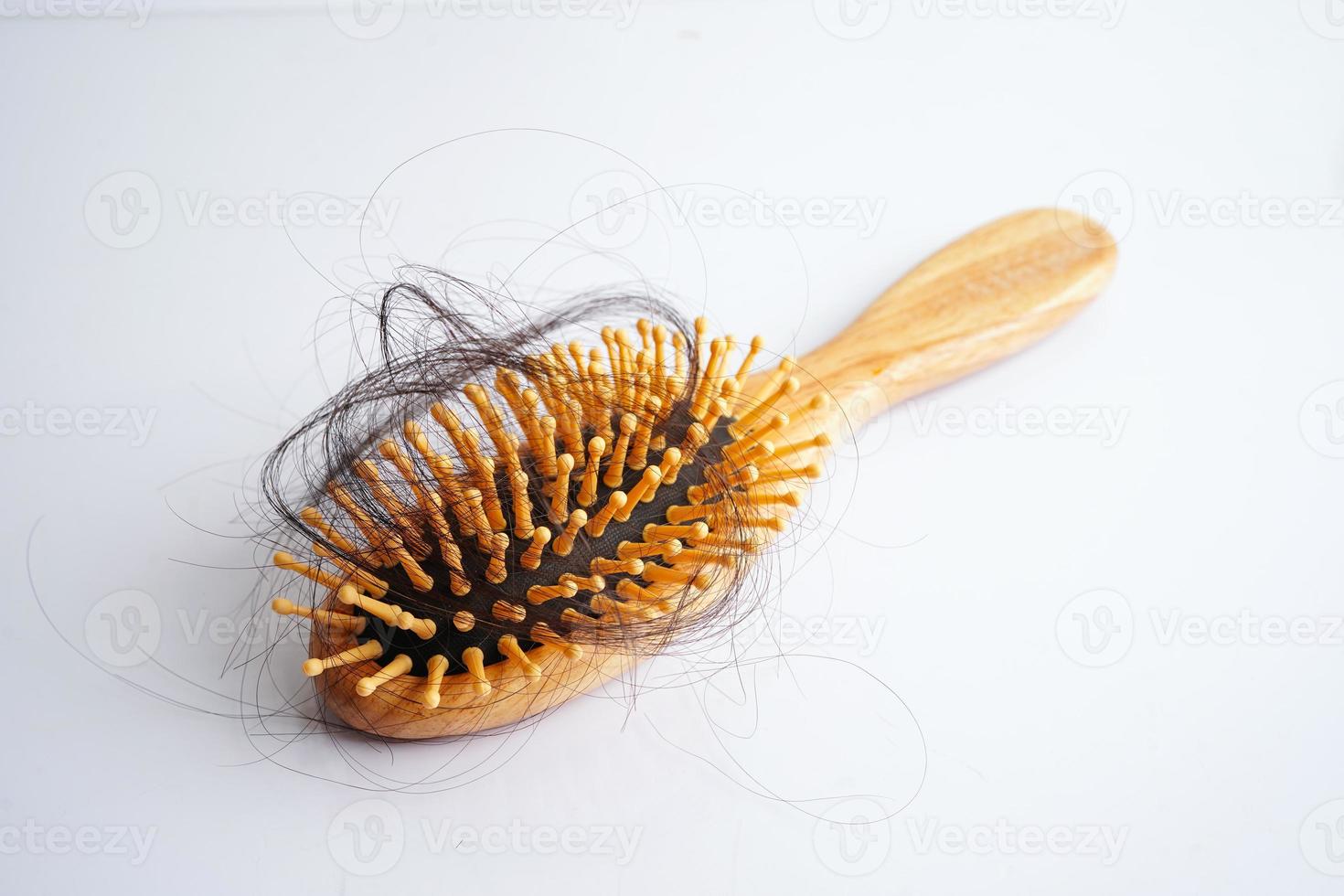 Caída de pérdida de cabello con cepillo de peine aislado sobre fondo blanco. foto