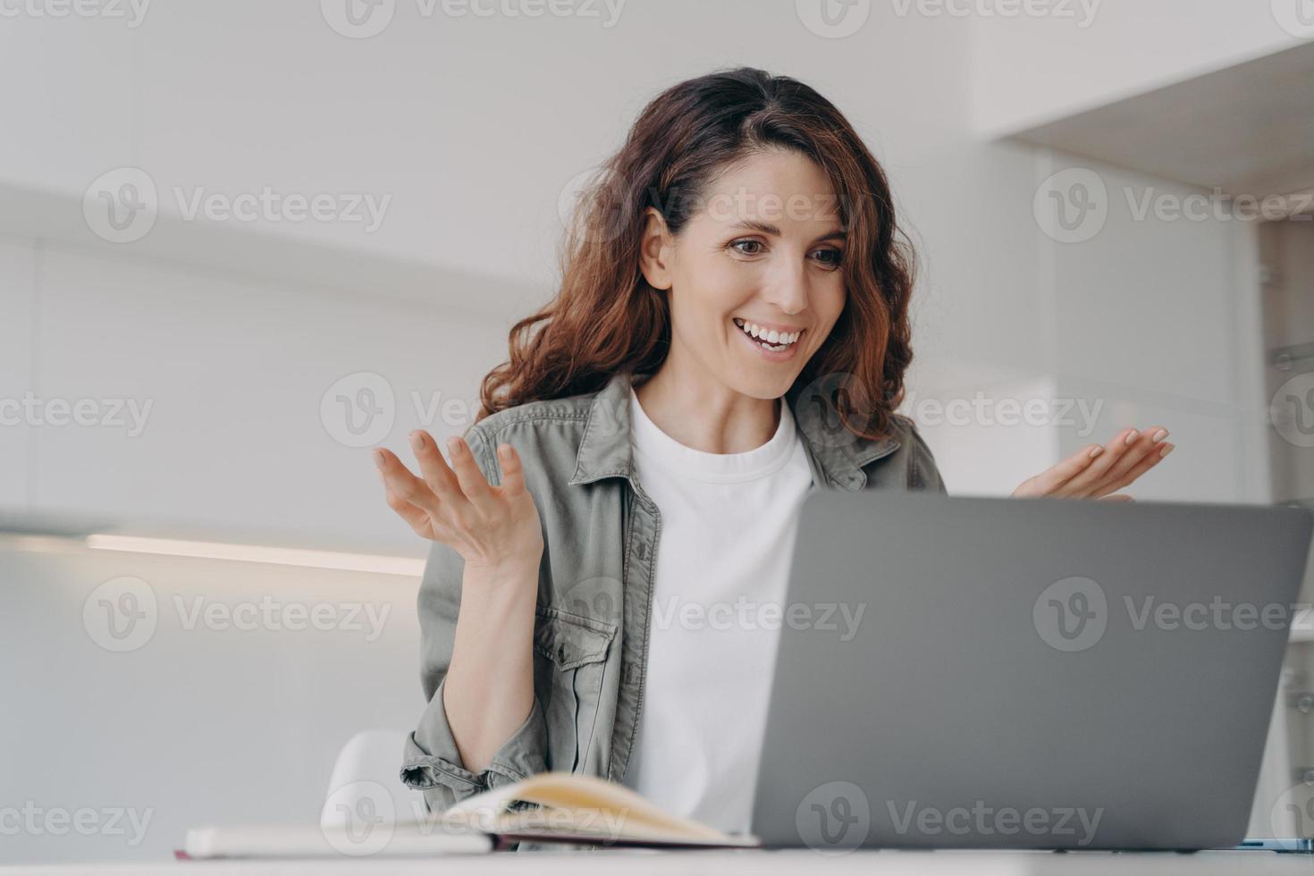 mujer feliz que trabaja en la computadora portátil, sorprendida por el correo electrónico de buenas noticias, se le ocurrió una idea. perspicacia, asombro foto