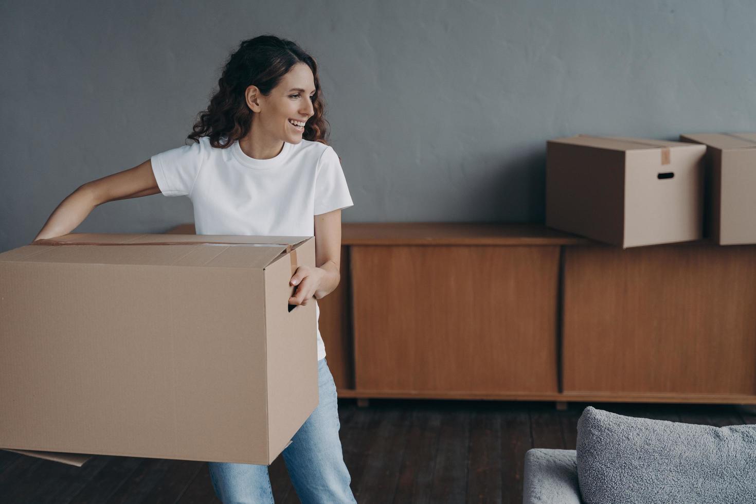 mujer que lleva una caja de cartón a la habitación el día de la mudanza.  anuncio de hipoteca, arrendamiento, servicio de entrega de paquetes  12953831 Foto de stock en Vecteezy