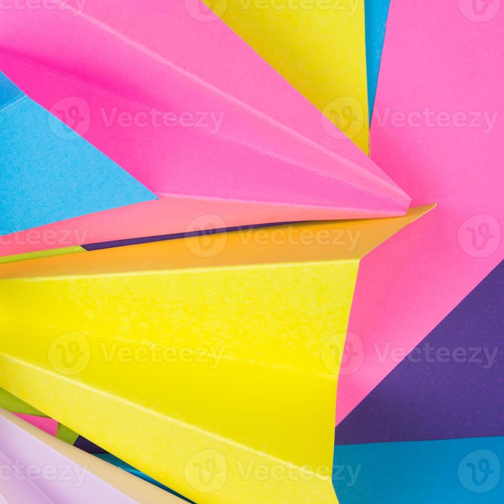 un primer plano de coloridos aviones de papel hechos a mano foto