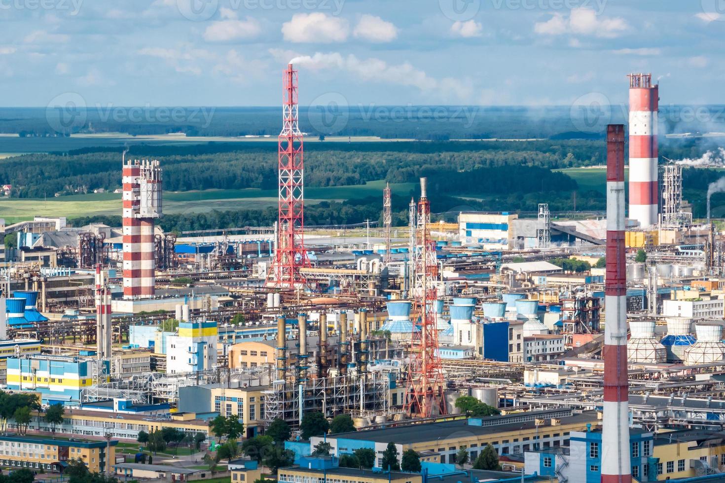 vista aérea de las tuberías de la planta de la empresa química. concepto de contaminación del aire. paisaje industrial contaminación ambiental residuos de central térmica foto