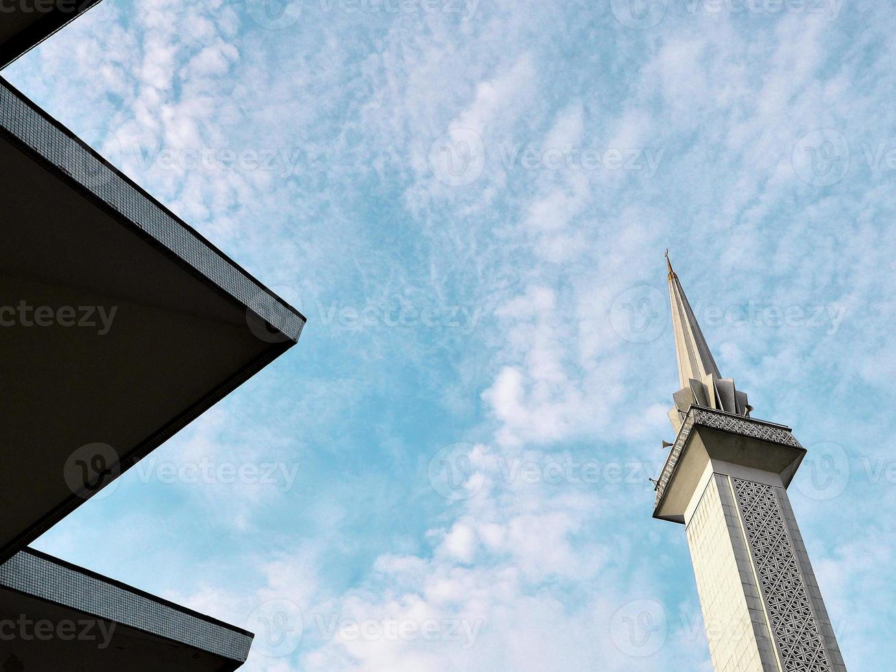 una vista de ángulo bajo de un moderno minarete de mezquita puntiaguda en kuala lumpur, malasia foto