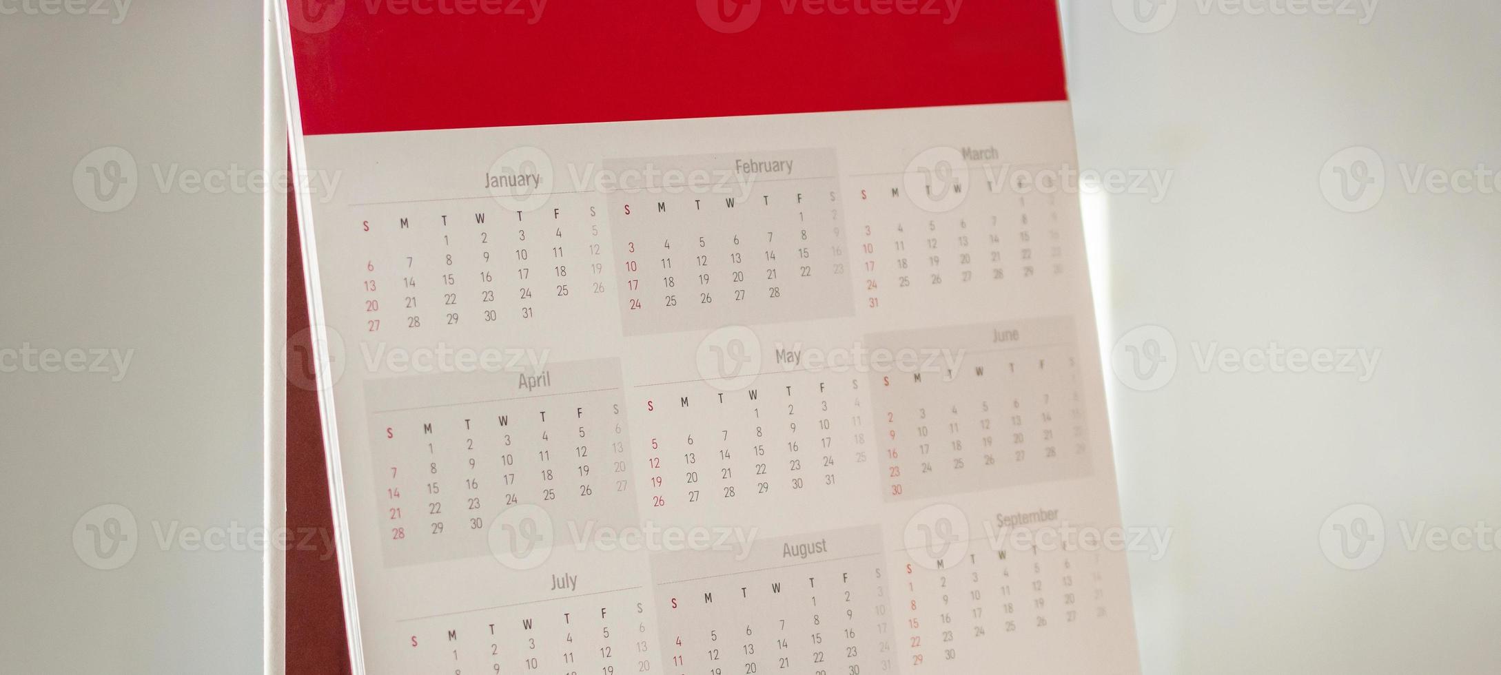 primer plano de la página del calendario con fondo de pared blanca concepto de reunión de cita de planificación empresarial foto