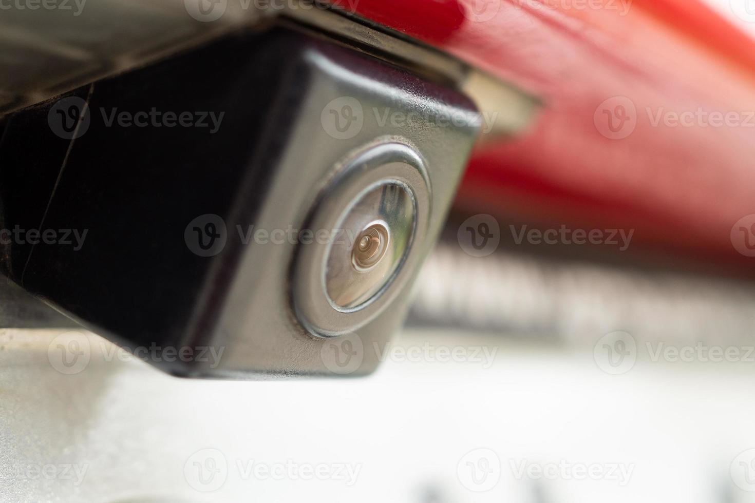 cámara de visión trasera de coche rojo de cerca para asistencia de  aparcamiento 12968669 Foto de stock en Vecteezy