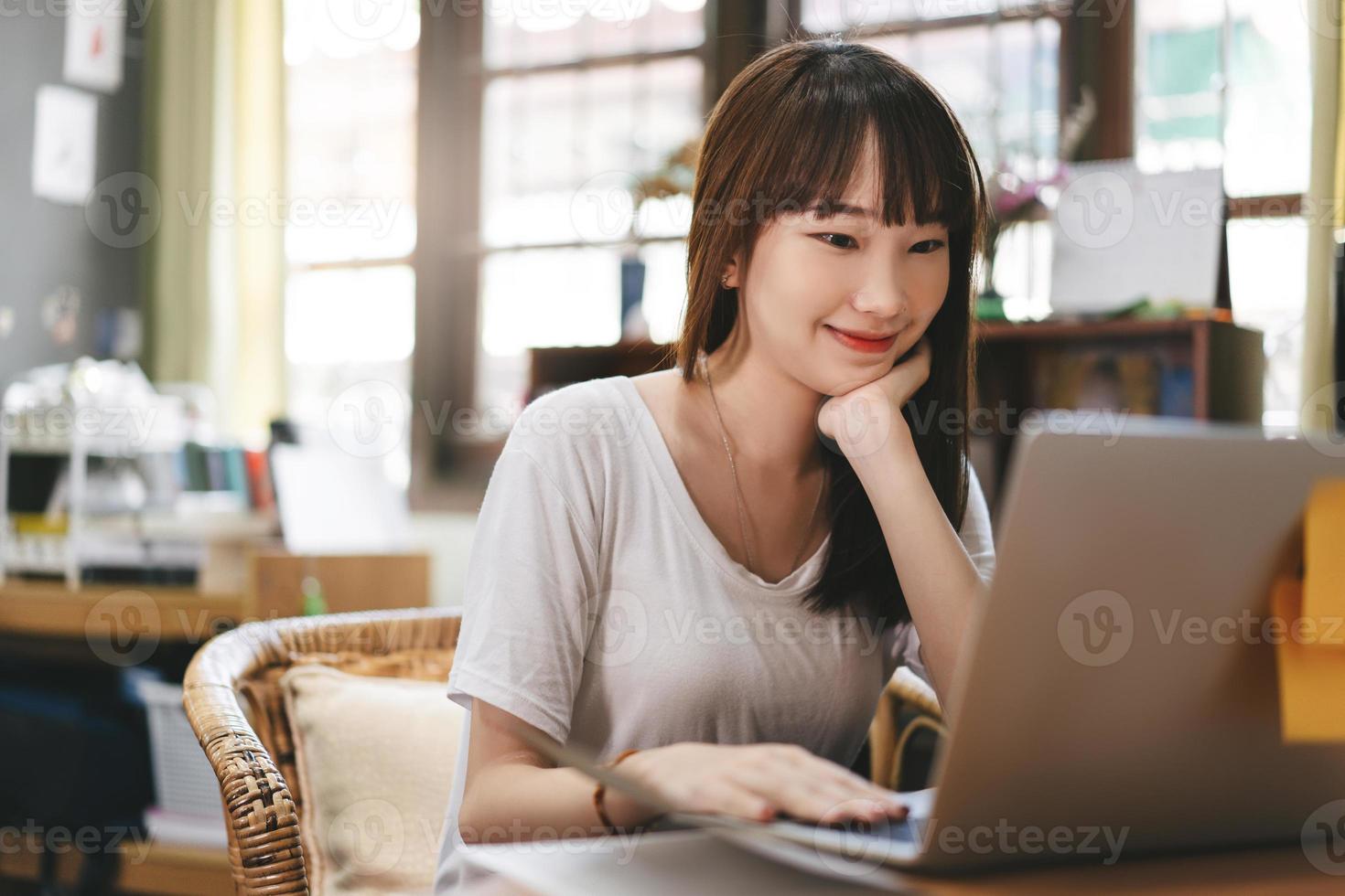 mujer asiática adulta joven empresaria trabajando y estudiando en casa cuando el virus covid-19 pandémico. foto