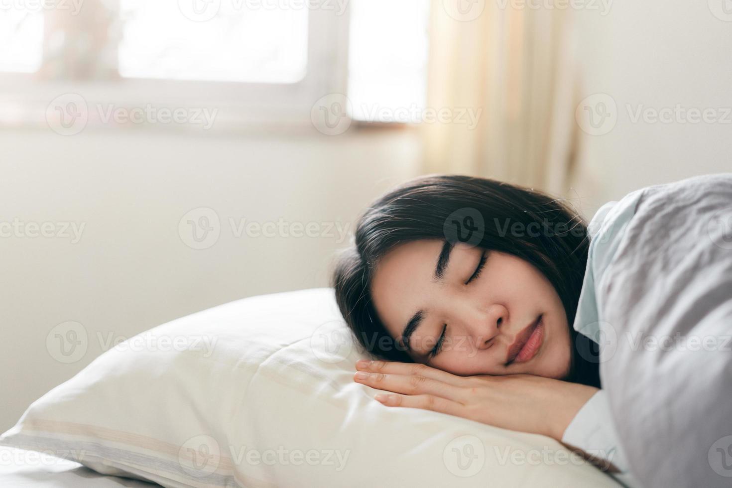 mujer del sudeste asiático duerme en la almohada foto