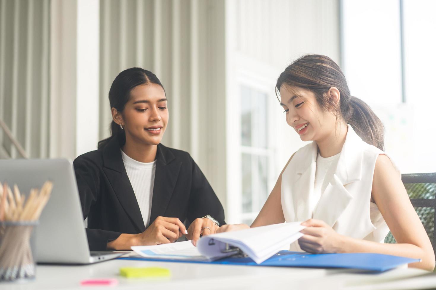 grupo de personas de mujeres de negocios del sudeste asiático que trabajan en la oficina el día foto