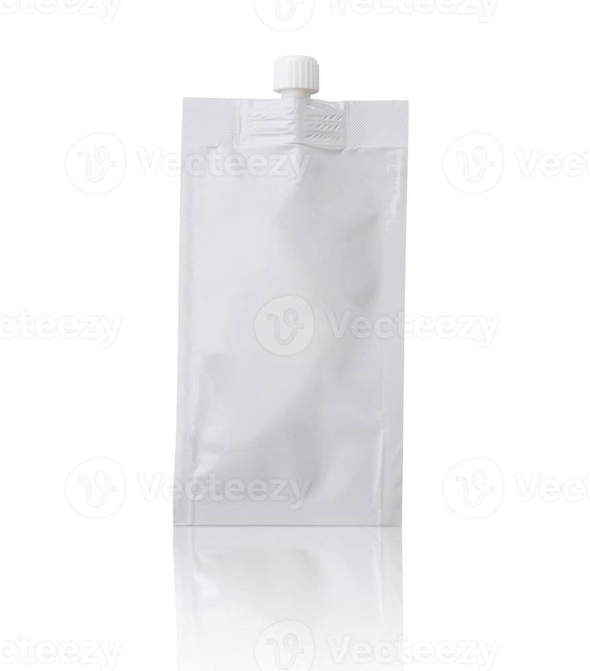 Bolsita de crema cosmética blanca en blanco con tapón de plástico aislado sobre fondo blanco. foto