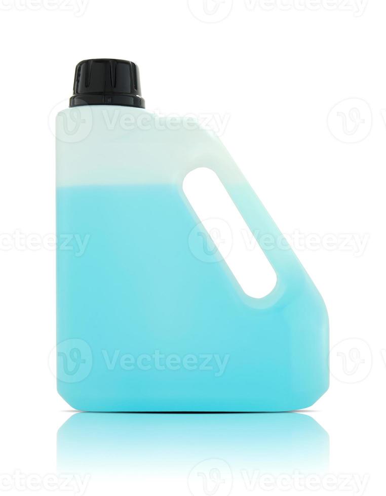 Galón de plástico con líquido azul sobre fondo blanco. foto