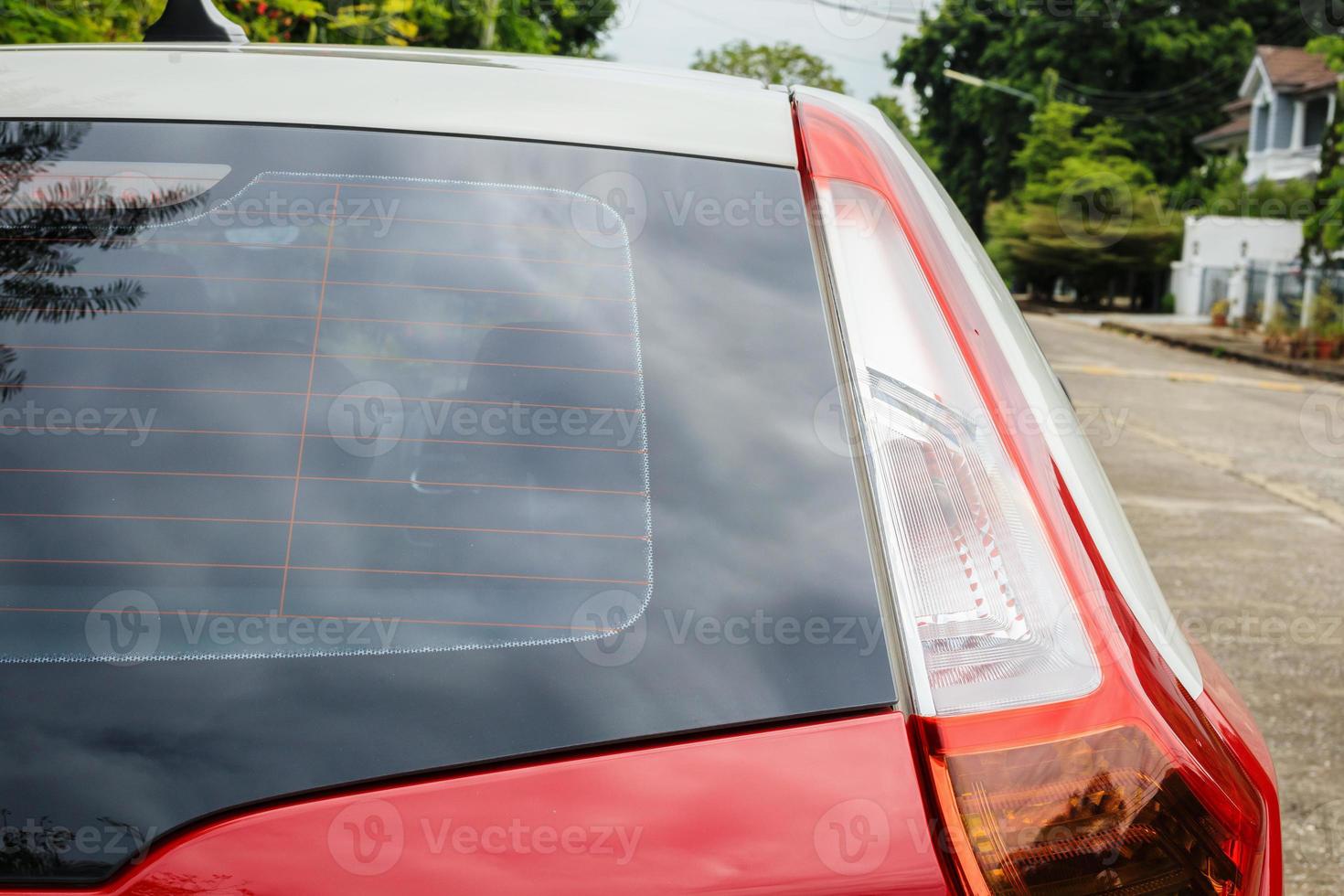 vista trasera de la ventana del coche rojo para la maqueta de la pegatina foto