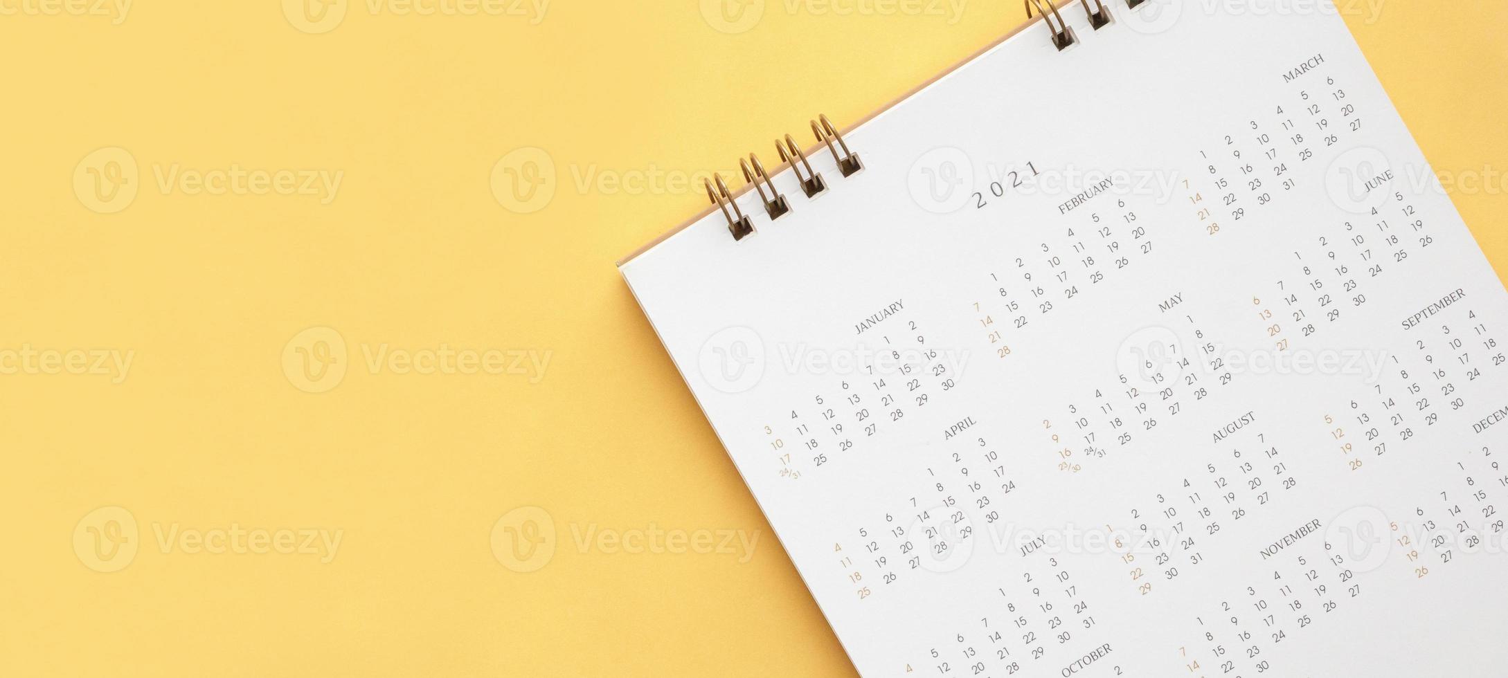 página de calendario 2021 sobre fondo de color amarillo concepto de reunión de cita de planificación empresarial foto