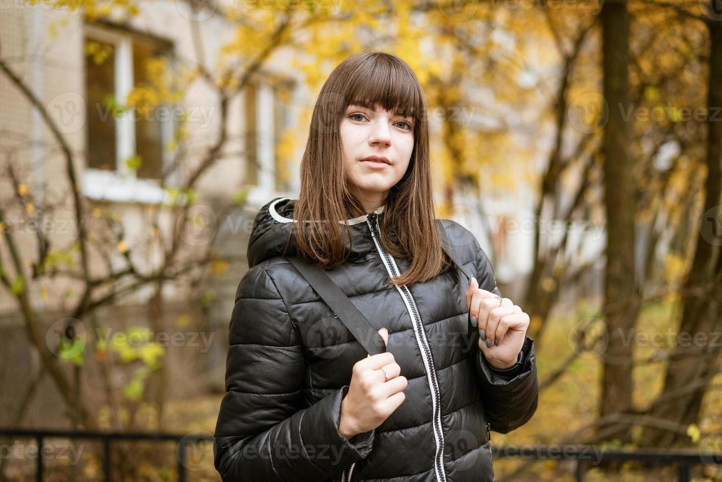 retrato de una linda joven en otoño en un día soleado foto