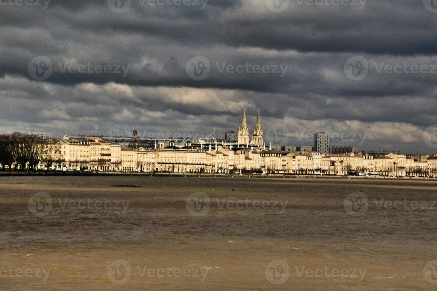 una vista de la ciudad de burdeos en francia foto