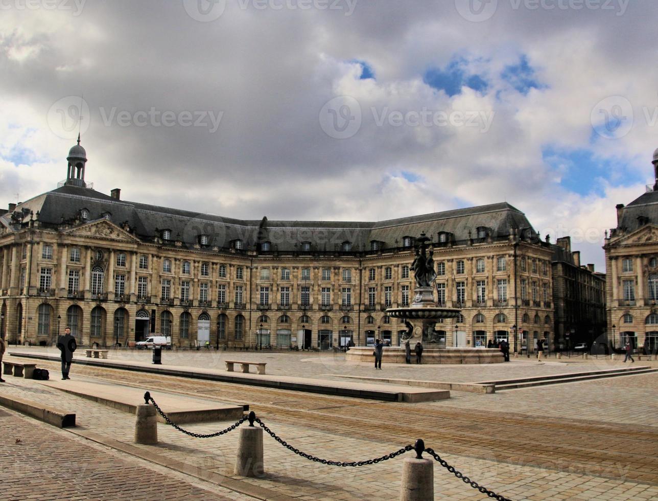 una vista de la ciudad de burdeos en francia foto