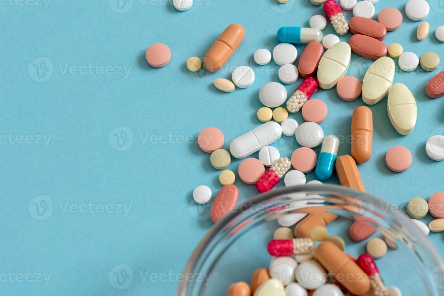 Varias píldoras médicas sobre fondo azul. cerrar la vista superior. foto