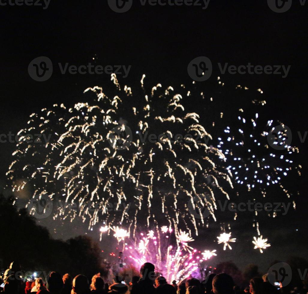 una vista de un espectáculo de fuegos artificiales foto