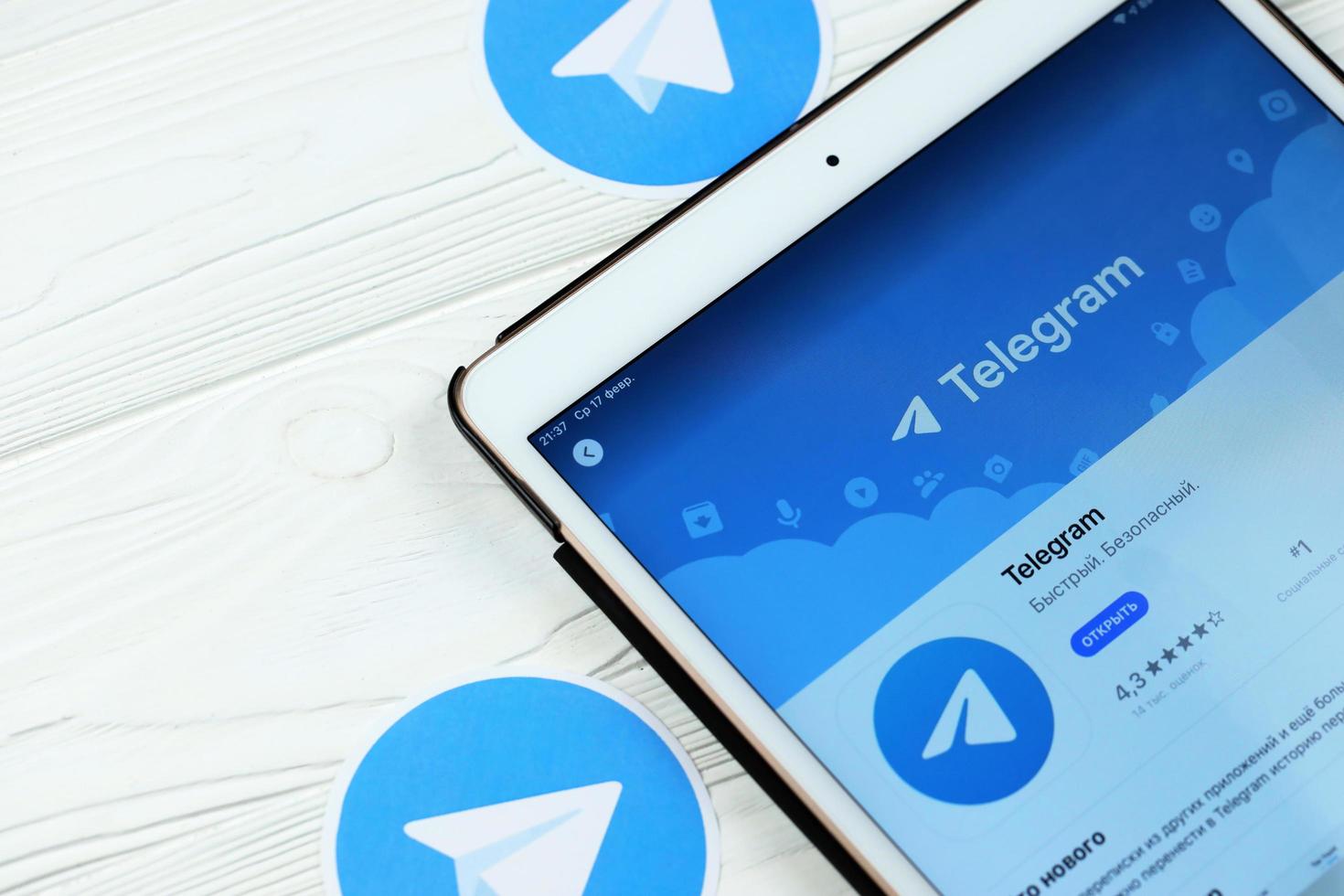 kharkov, ucrania - 14 de febrero de 2021 aplicación de telegramas en el mercado de la tienda de aplicaciones en la pantalla de ipad. Telegram es un software gratuito de mensajería instantánea basado en la nube multiplataforma. foto