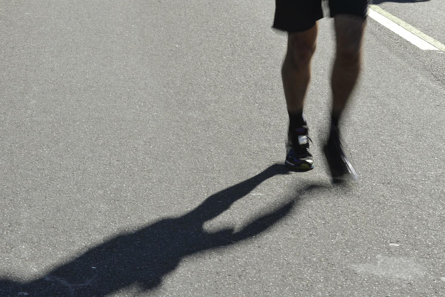 carrera callejera, que muestra las piernas borrosas de los corredores foto