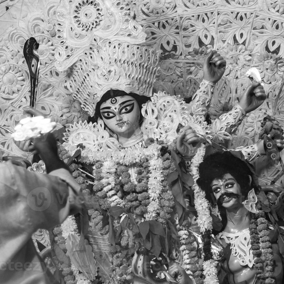 diosa durga con aspecto tradicional en una vista de cerca en un durga puja de kolkata del sur, ídolo de durga puja, el mayor festival hindú navratri en la india en blanco y negro foto